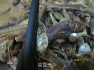下饭菜---黄豆焖鱼干的做法步骤：3
