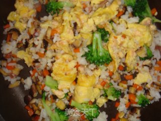 三文鱼鸡蛋炒饭的做法步骤：7