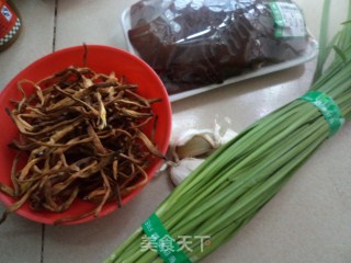 木耳炒黄花的做法步骤：1