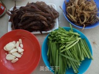 木耳炒黄花的做法步骤：2
