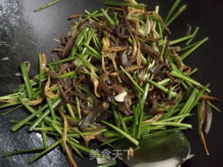 木耳炒黄花的做法步骤：5