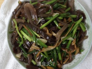 木耳炒黄花的做法步骤：6