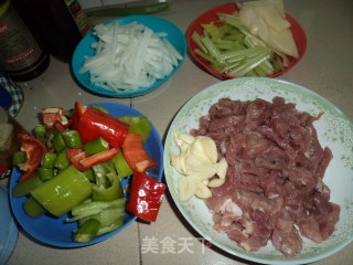 酸辣尖椒萝卜炒肉丝的做法步骤：2