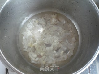 木瓜银耳羹的做法步骤：2