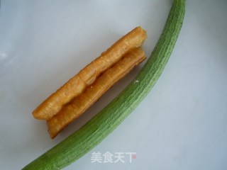 老油条炒丝瓜的做法步骤：1
