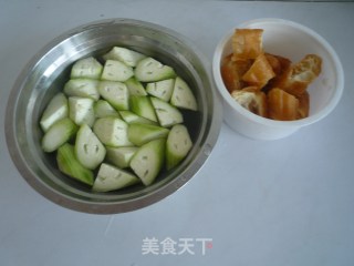 老油条炒丝瓜的做法步骤：2