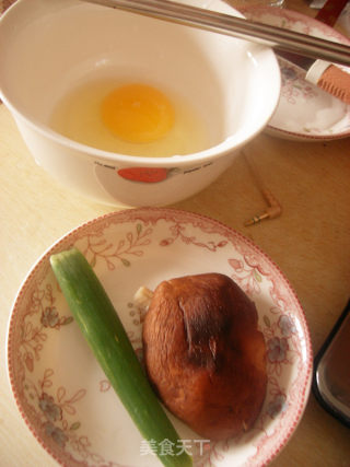 电饭锅香菇鸡蛋饼的做法步骤：1