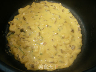 电饭锅香菇鸡蛋饼的做法步骤：6