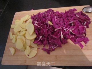 甘蓝土豆片的做法步骤：1