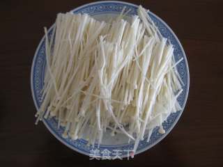 金针菇炒鸡蛋的做法步骤：1