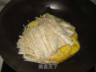 金针菇炒鸡蛋的做法步骤：5