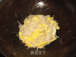 金针菇炒鸡蛋的做法步骤：6