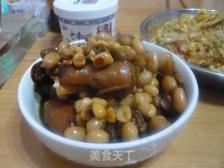 花生黄豆炖猪蹄的做法步骤：3