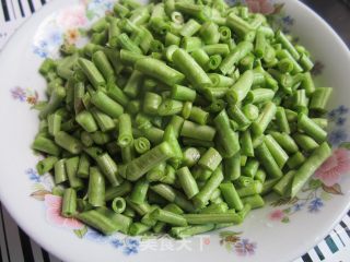 干煸鲜嫩豆角的做法步骤：1