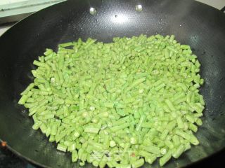 干煸鲜嫩豆角的做法步骤：2