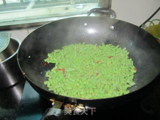 干煸鲜嫩豆角的做法步骤：3