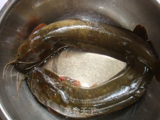蒜子焖塘虱的做法步骤：1