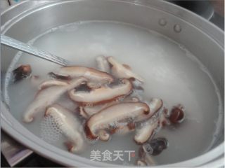 夏日好粥到－－田园鲜虾粥的做法步骤：2