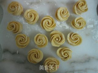 一口一个的黄色玫瑰花小馒头（做法超级详细哦！）的做法步骤：11