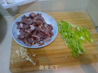 猪心炒辣椒【小家常】的做法步骤：3