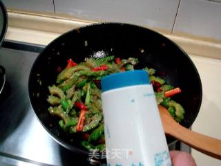 干煸苦瓜的做法步骤：11