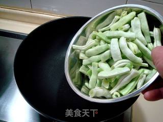 京酱焖白扁豆的做法步骤：1