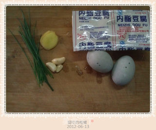清凉の夏——皮蛋拌豆腐的做法步骤：1