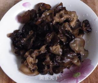 菜花木耳炒肉的做法步骤：3