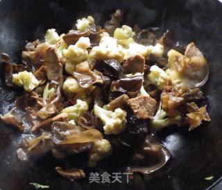 菜花木耳炒肉的做法步骤：8