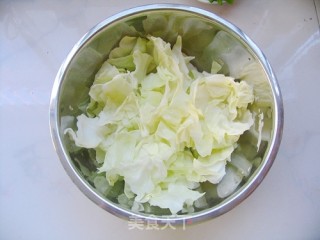 少年夫妻老来伴——番茄版手撕包菜的做法步骤：1