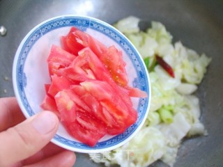 少年夫妻老来伴——番茄版手撕包菜的做法步骤：9