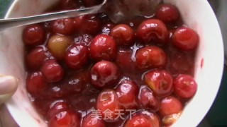 甜甜酸酸的草莓果酱樱桃派的做法步骤：4