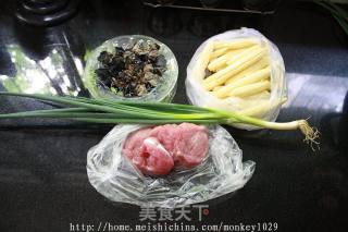 玉米笋炒肉片的做法步骤：1