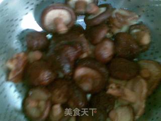 香菇炖排骨的做法步骤：3