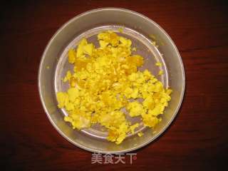 咸蛋黄焗南瓜的做法步骤：1