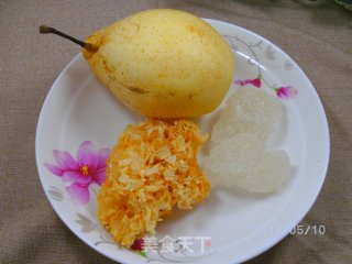 滋阴养颜：银耳雪梨炖冰糖的做法步骤：1