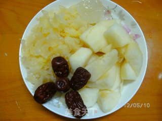 滋阴养颜：银耳雪梨炖冰糖的做法步骤：4