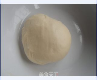 橄榄小面包豆沙花形面包热狗番茄酱面包的做法步骤：1