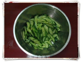 简单的食材、不简单的美味——黄瓜炒蚕豆的做法步骤：3