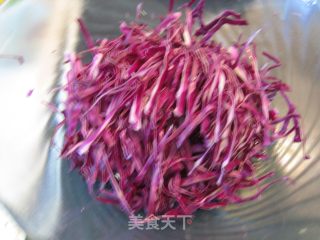 紫甘蓝拌苹果沙拉的做法步骤：2