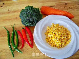 心蓝手制私房菜【西兰花彩蔬小炒】——享受范伟式的幸福的做法步骤：1