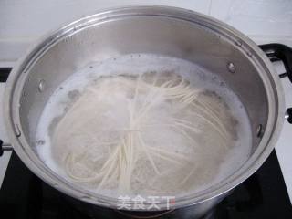 五分钟早餐：酱油面的做法步骤：1