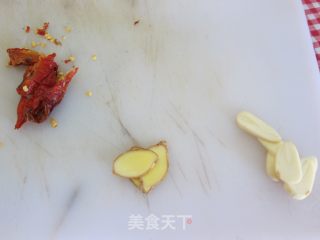 【干煸手撕包菜】的做法步骤：2