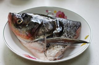 剁椒鱼头的做法步骤：1