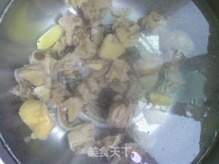 汤汤水水过苦夏——玉米莴笋炖鸡汤的做法步骤：3