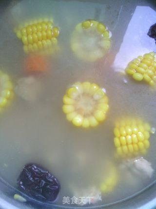 汤汤水水过苦夏——玉米莴笋炖鸡汤的做法步骤：6