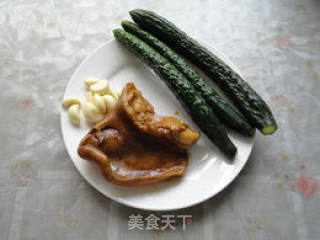 蒜泥黄瓜拌猪耳的做法步骤：1