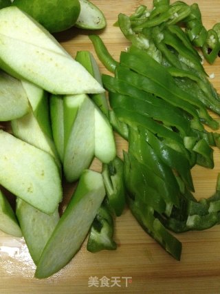 青椒炒青茄的做法步骤：2