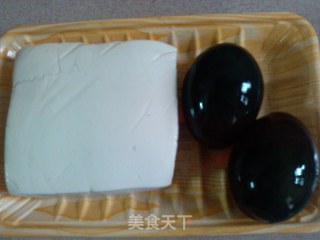 皮蛋拌豆腐的做法步骤：1