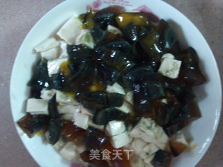 皮蛋拌豆腐的做法步骤：2